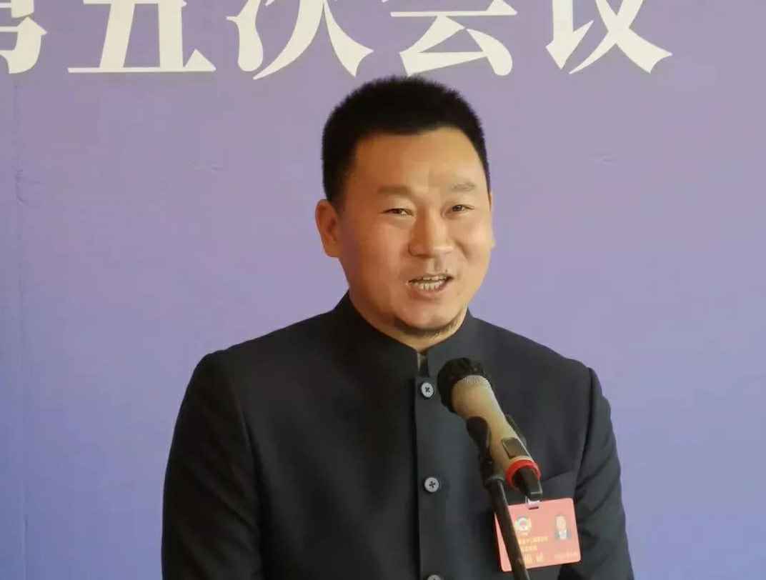 202204221343.jpg 为进一步展示市政协团结、民主、开放、自信的形象,向市民和网友展示政协委员的履职风采,中山市政协十二届五次会议在2月4日上午开幕前开设“委员通道”,市政协委员、半岛web版登录入口-半岛online(中国)公司总经理陈朝阳走进“委员通道”,回应社会关切的问题。他就如何做好城市应急管理规划的问题进行发言,并回答记者提问。.jpg